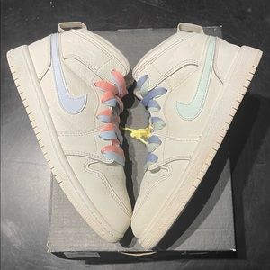 Jordan 1 Mid “Phantom”